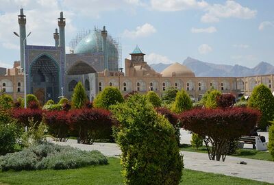 إيران تستأنف رحلات السياحة الدينية إلى سوريا